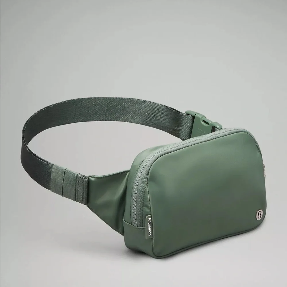 Lululemon Everywhere Belt Bag Large 2L- Grey Eucalyptus - Picture 4 of 6